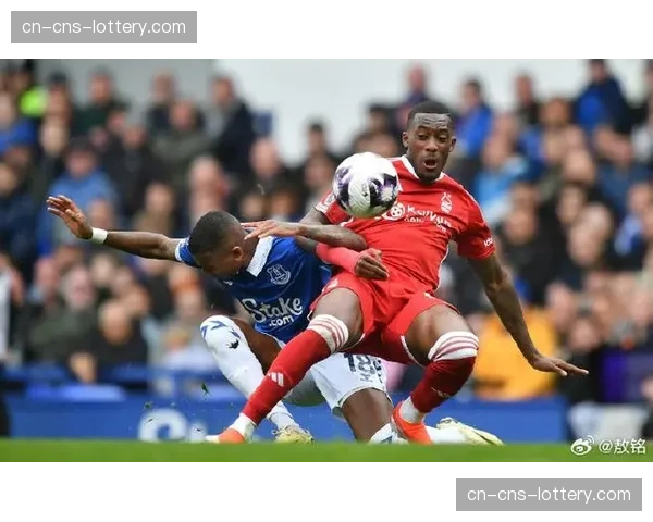 实时：谢菲联0-2落后诺丁汉森林，主队后卫一次压迫下回传失误直接导致丢球。