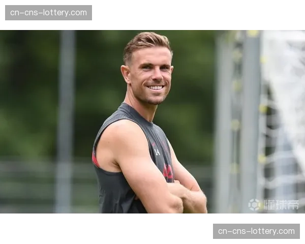 终场哨响，即将退役的罗伊斯与威斯特法伦南看台久久对视