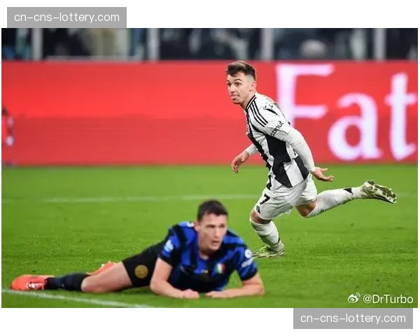 乌迪内斯赛前训练课，主教练单独指导年轻后卫防守站位